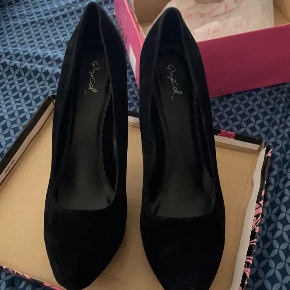 Black pumps used
